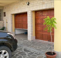 usi de garaj imitatie de lemn